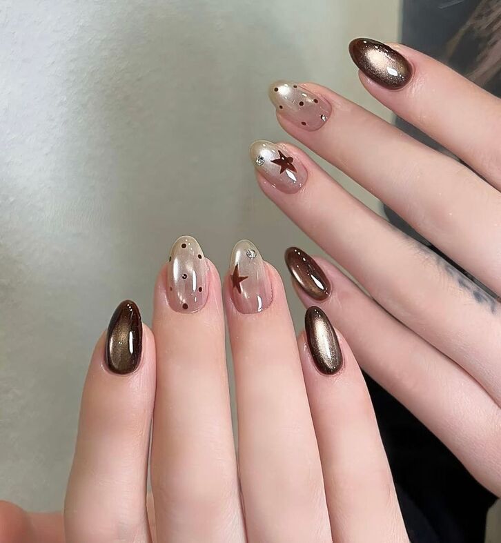 Thiết kế nail mắt mèo tông nâu ánh kim sang trọng, phù hợp với phong cách trang nhã