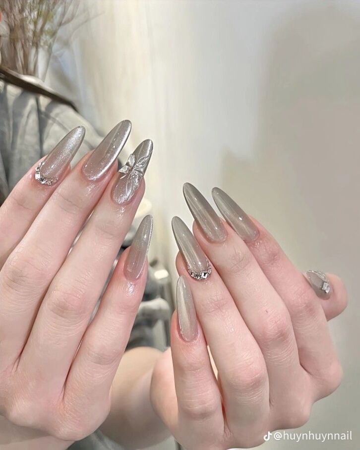 Thiết kế nail ánh nhũ tinh tế, tạo điểm nhấn lấp lánh cho đôi tay