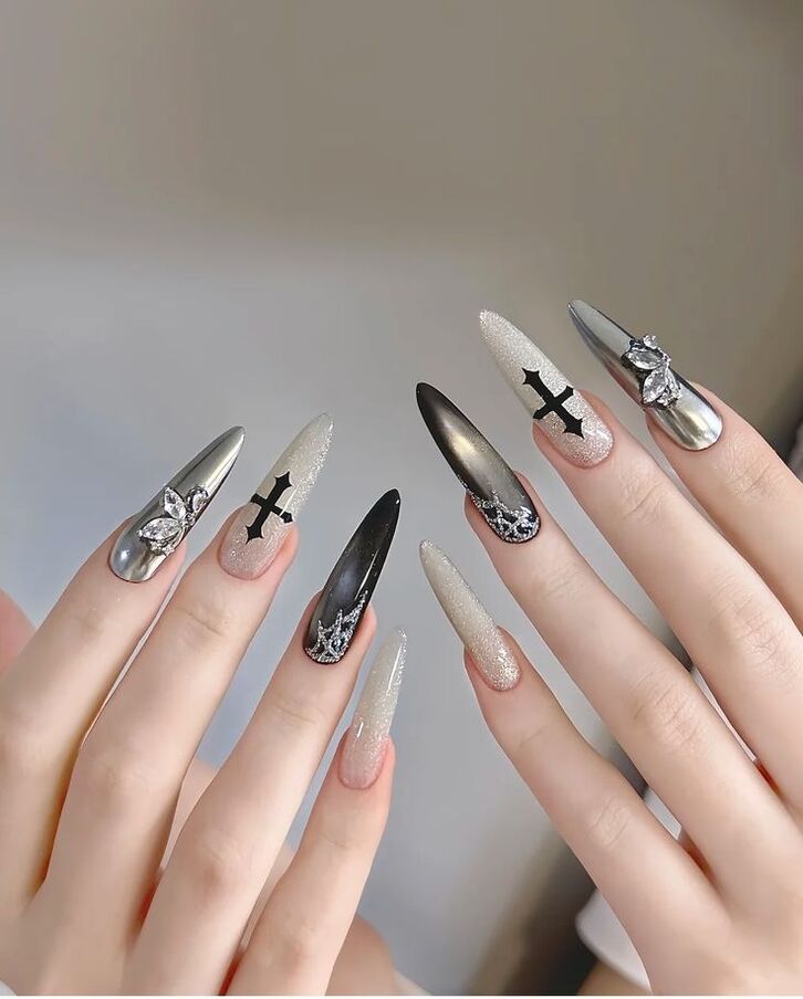 Thiết kế nail mắt mèo phối charm cao cấp, tạo điểm nhấn tinh tế và sang trọng cho bộ móng