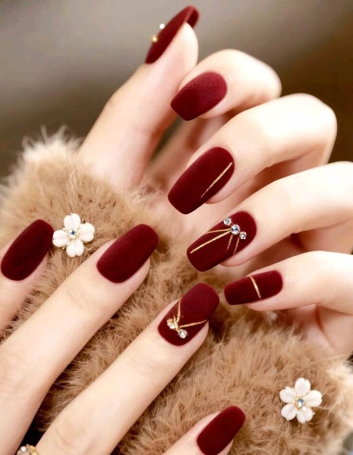 Thiết kế nail màu đỏ rượu cho móng ngắn, đơn giản nhưng vẫn nổi bật