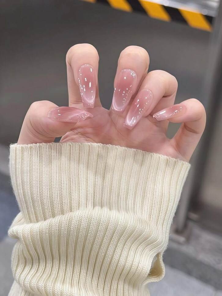 Thiết kế nail màu hồng thạch trong suốt