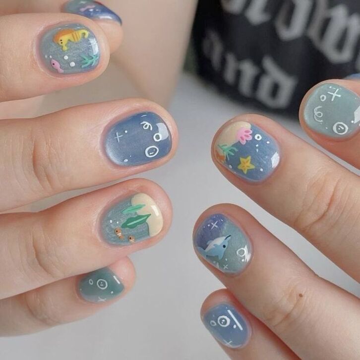 Thiết kế nail móng ngắn đẹp với hiệu ứng mắt mèo lấp lánh, cuốn hút ánh nhìn