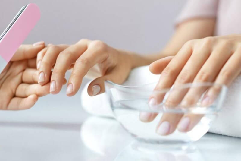 Vệ sinh móng tay bằng nước ấm
