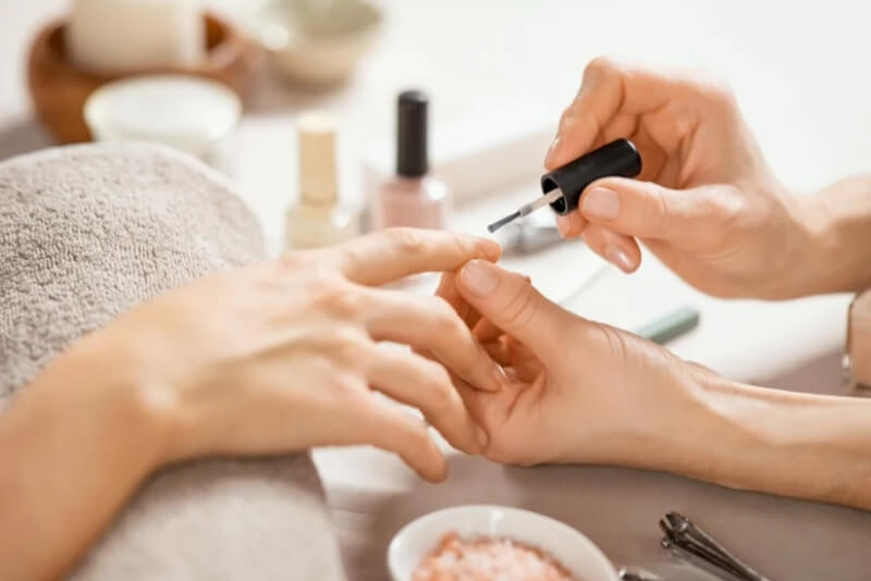 Cần chăm sóc móng thường xuyên để bảo vệ sức khỏe và duy trì vẻ đẹp cho đôi tay.