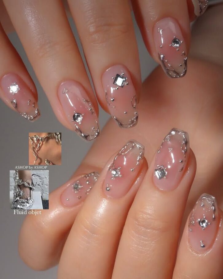 Ý tưởng mẫu nail đính đá với điểm nhấn pha lê nhỏ, lấp lánh và tinh xảo