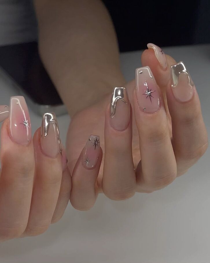 Ý tưởng mẫu nail móng ngắn tông màu bạc sang trọng, nổi bật và cuốn hút