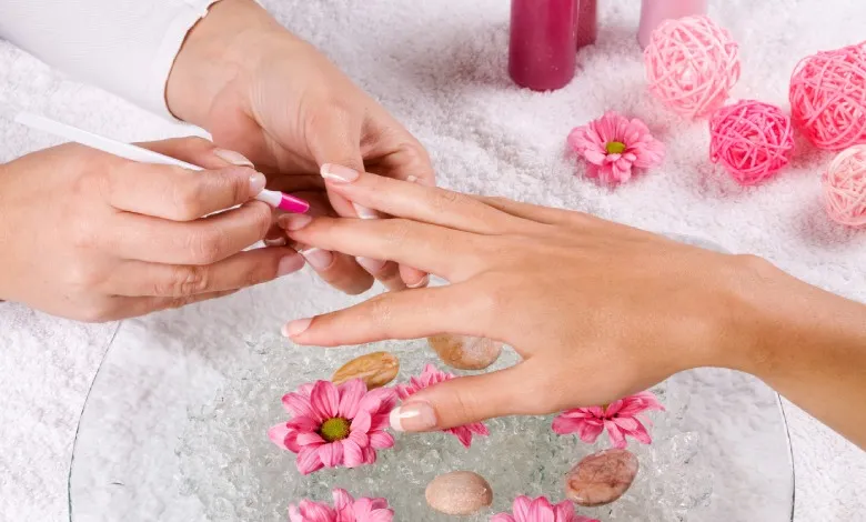 Cho con bú có được làm nail không? Giải đáp an toàn cho mẹ sau sinh 1 Cho con bú có được làm nail không