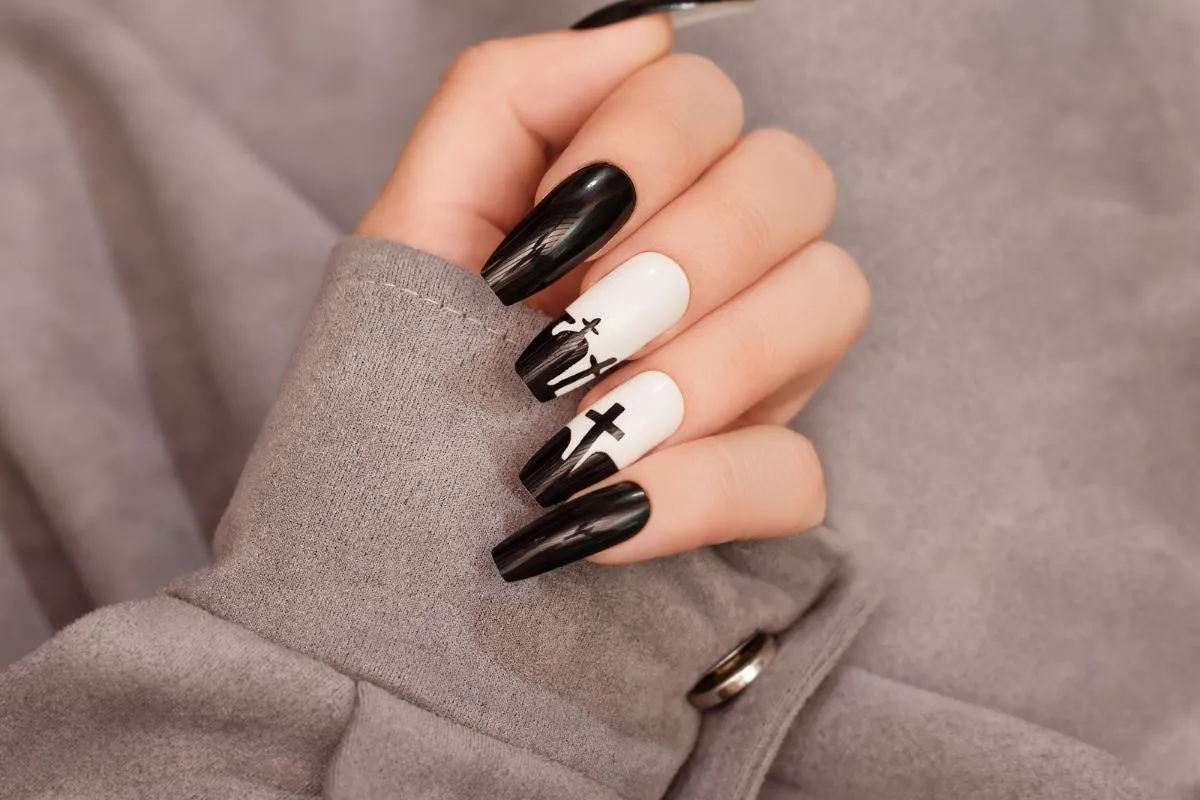 Nail trắng đen classic