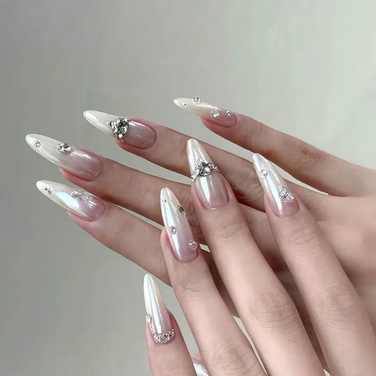 Nail trắng đính đá lấp lánh
