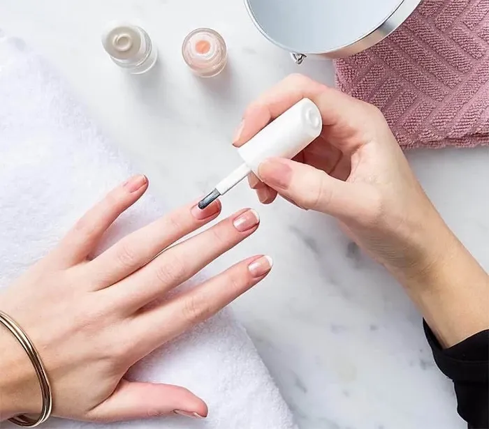 Cho con bú có được làm nail không? Giải đáp an toàn cho mẹ sau sinh 2 Rủi ro khi vừa làm nail vừa cho con bú